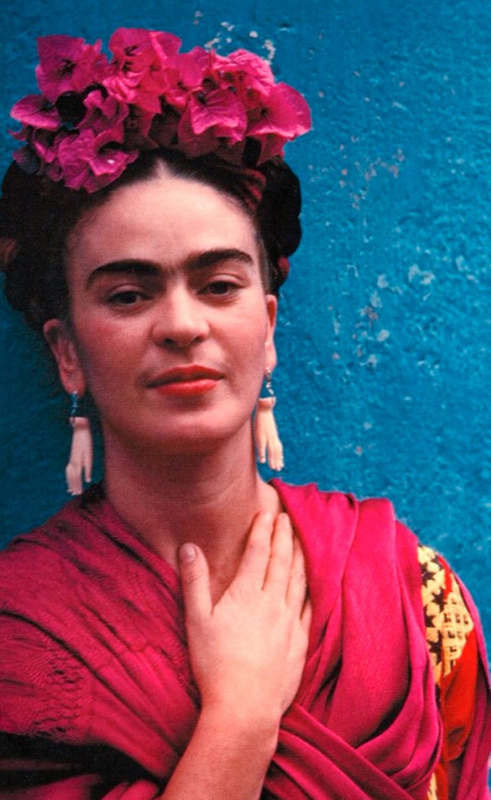 Frida Kahlo con aretes de Picasso, Coyoacán, 1939. Retrato de Nikolas Muray.